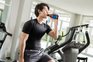 minum sports drink saat olahraga